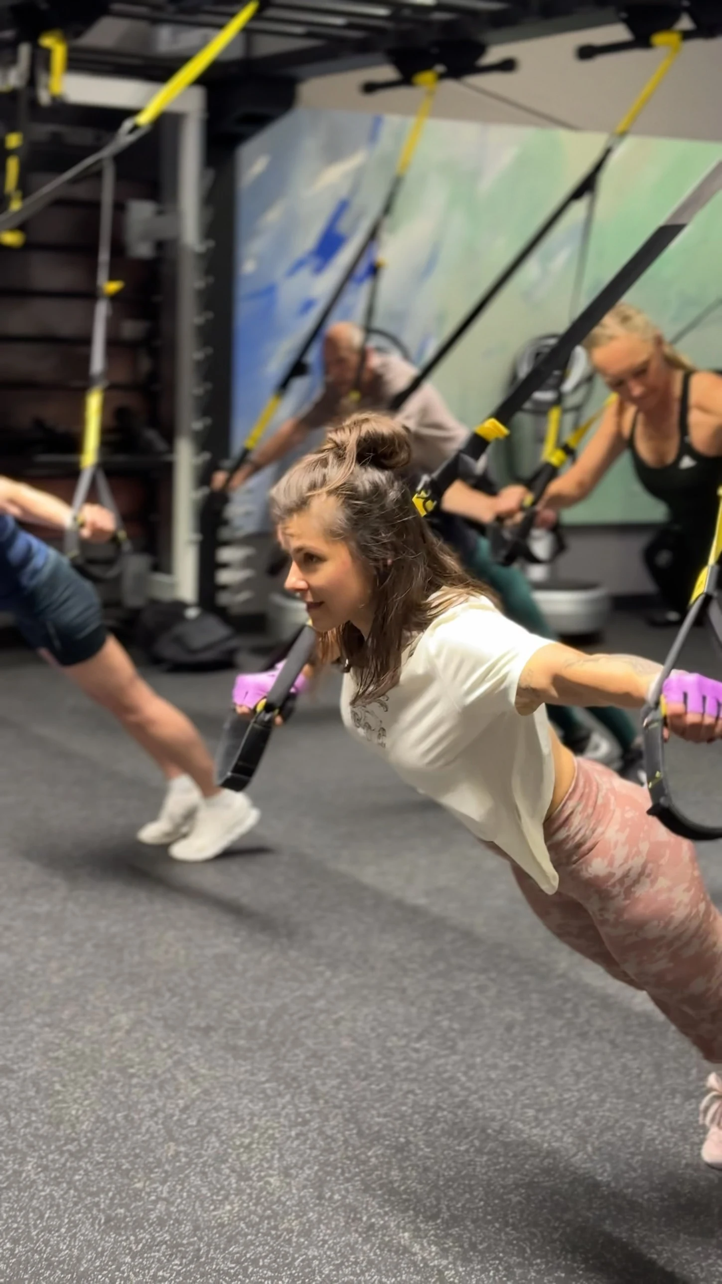 Kursstunde am TRX: Trainerin und Teilnehmende trainieren gemeinsam im Bavarese