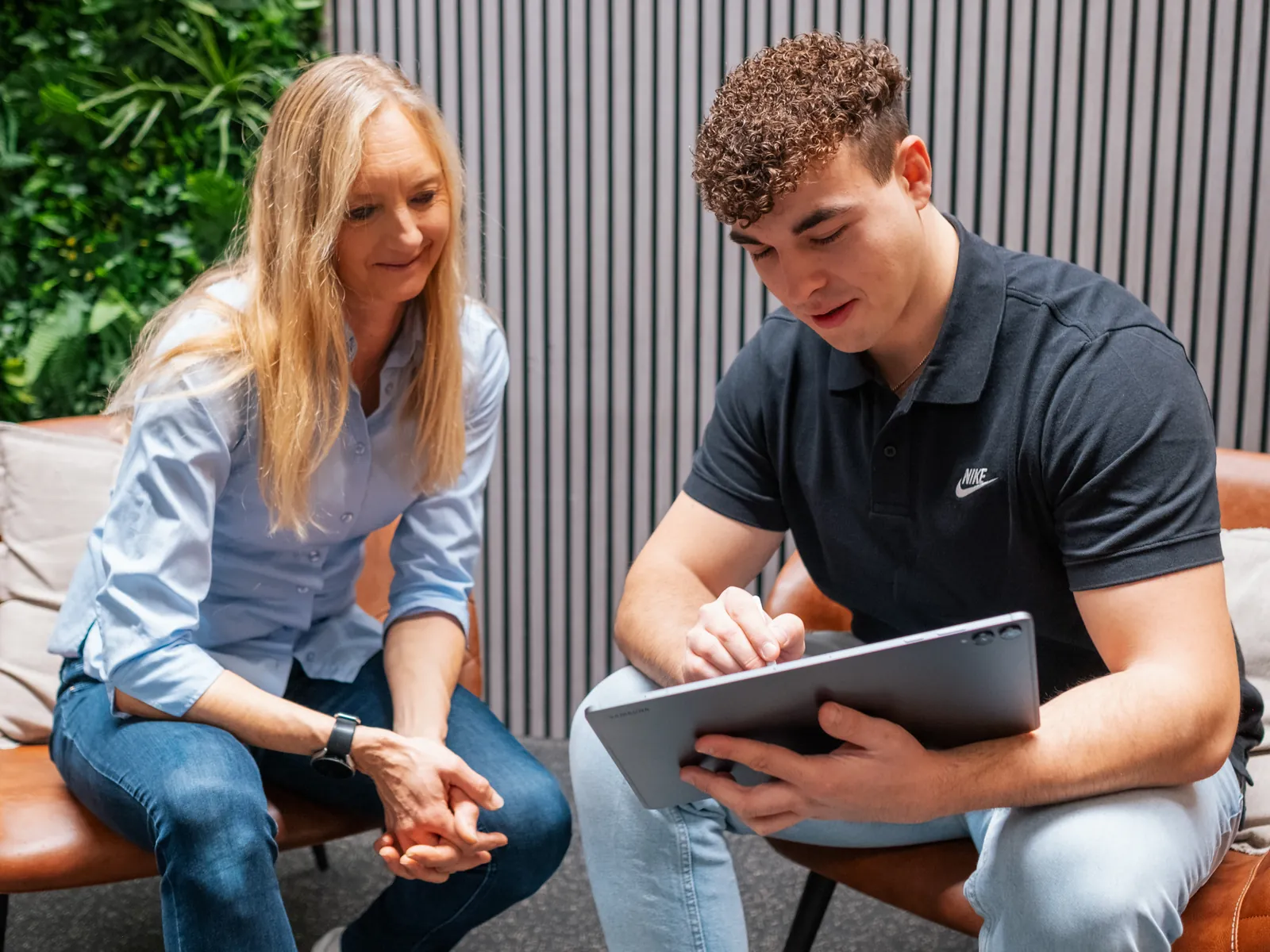 Physiotherapeut David Maier bespricht mit einem Mitglied die Befunde auf dem iPad