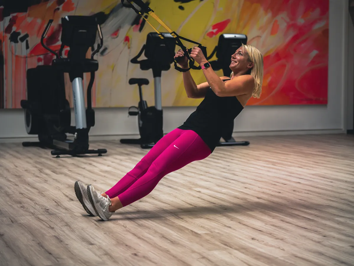 Mitglied beim TRX-Training im Bavarese Sports Club